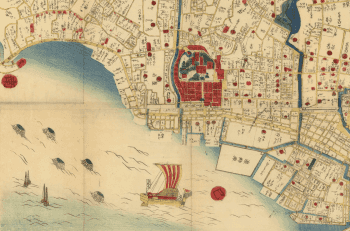Détail d'un plan d'Edo centré sur la baie : tissu urbain dense en aplats crème et jaune parsemé de cartouches rouges pour les temples, grand complexe institutionnel en rouge au centre, jonque à voile rayée rouge et blanc au premier plan sur des vagues stylisées, filets de pêche illustrés en mer.