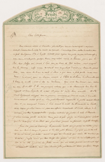 Première page d’une lettre manuscrite sur papier à en-tête gravé en vert, à sommet cintré, avec un cartouche imprimé portant le jour de la semaine.