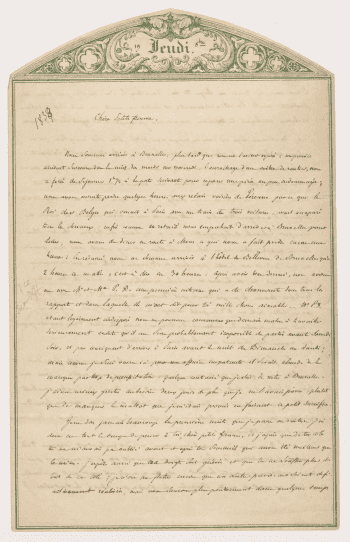 Première page d’une lettre manuscrite sur papier à en-tête gravé en vert, à sommet cintré, avec un cartouche imprimé portant le jour de la semaine.