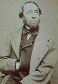 Photographie ancienne présentant un homme barbu vêtu à la mode du milieu du XIXe siècle.