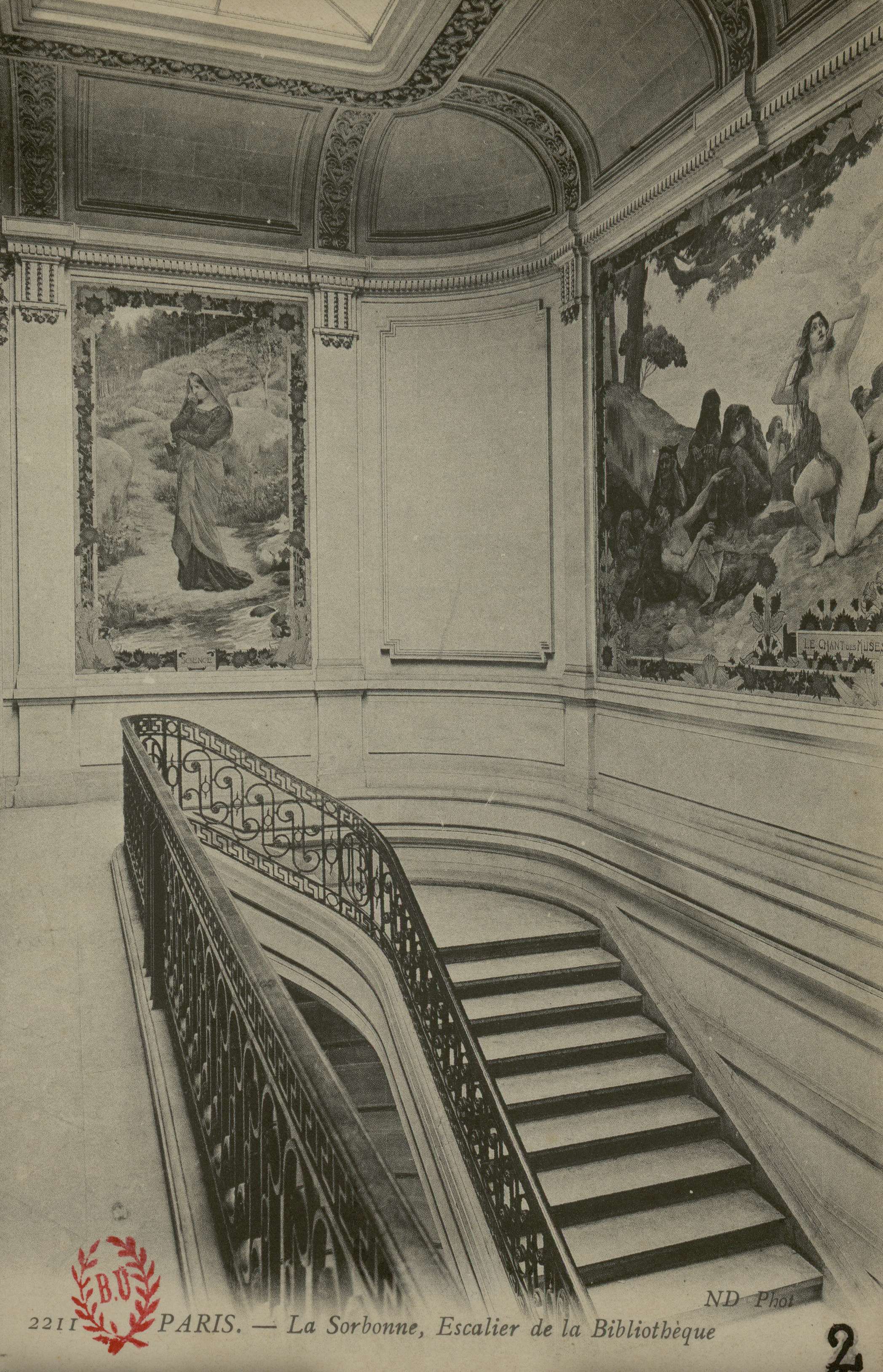 image en noir et blanc montrant un escalier ainsi que deux fresques peintes aux murs.