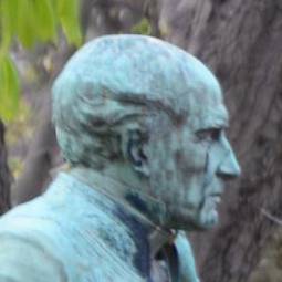 Gros plan sur le visage de profil de la statue de Frédéric Le Play
