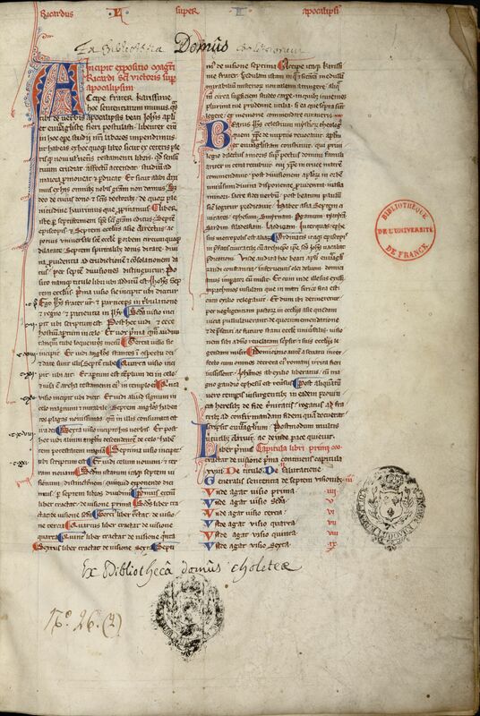 Page droite d'un manuscrit médiéval à deux colonnes, ponctuée de pieds de mouche bleus ou rouges, avec large lettrine A filigranée bleu et rouge commençant la page, et bordée de trois lignes rouges. Sur la colonne droite, deux lettrines plus petites filigranées B et L. 3 cachets en marge, deux du Collège Louis-le-Grand du 18e siècle, l'un dont l'encre a bavé, un ex-libris du Collège des Cholets sous et sur le texte médiéval à l'encre brune ; titre courant rubriqué en rouge ; et cachet rouge de l'université de Paris au premier tiers de la marge droite.