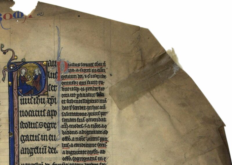 Fragment d'un feuillet du Ms 24 largement lacunaire sur la partie droite, sur lequel on voit une vieille bande d'adhésif collée. Le texte présente une belle initiale P montrant saint Paul parlant à une personne à droite, de couleurs bleu et rouge sur fond d'or.