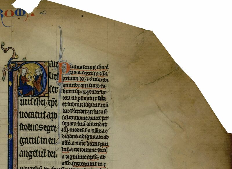 Fragment d'un feuillet du Ms 24 largement lacunaire sur la partie droite, sur lequel on voit que la vieille bande d'adhésif a été décollée. Le texte présente une belle initiale P montrant saint Paul instruit par un ange, de couleurs bleu et rouge sur fond d'or.