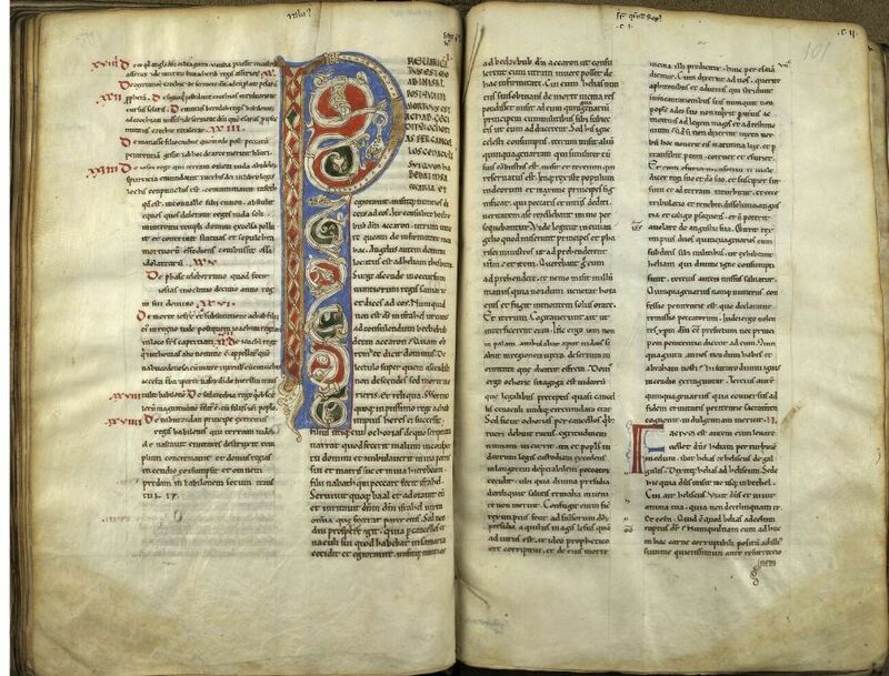 MS 169, f. 100v-101r . Manuscrit médiéval ouvert : texte à deux colonnes copié sur parchemin ; page de gauche, colonne de droite sur les 2/3 de sa hauteur en partant du haut, grande initiale de couleur ornée  P marquant le début du texte "P/REUARICA" : sur fond bleu, décor de rinceaux  avec volutes sur fond rouge et vert foncé en alternance ; page de droite, partie inférieure de la colonne de droite : initiale F à l'encre rouge ourlée de bleu marquant le début du texte "F/actum est".
