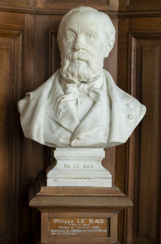 Buste en marbre blanc de Philippe Le Bas (1794-1860), placé sur un socle en bois. La sculpture montre un homme d'âge mûr avec une barbe fournie et des traits expressifs. Il porte une tenue formelle avec un nœud papillon et une veste. Le buste est installé devant un fond en bois panneauté. Sur le piédestal du buste est inscrit simplement 'PH. LE BAS'. En dessous, sur le socle en bois, une plaque indique : 'Philippe LE BAS 1794-1860, Membre de l'Institut 1838, Administrateur de la Bibliothèque de l'Université 1846-1860, JEAN GAUTHERIN 1876'. Le buste, réalisé par le sculpteur Jean Gautherin en 1876, est finement exécuté avec un grand souci du détail, particulièrement dans le rendu des textures du vêtement et l'expression du visage.