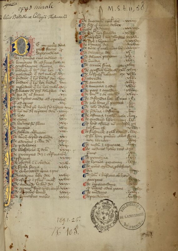 Page droite d'un manuscrit médiéval présentant une table des matières en deux colonnes, chacune commençant par un pied de mouche alternativement rouge ou bleu, la page de renvoi étant écrite en chiffres romains. Le texte commence par une lettrine D de couleur or filigranée, dont la hampe d'or filigranée court tout le long de la colonne. Cachet du Collège Louis-le-Grand du 18e siècle sous la colonne droite accolé au cachet de l'Université de France du 19e siècle et à droite d'une cote ancienne à l'encre brune.