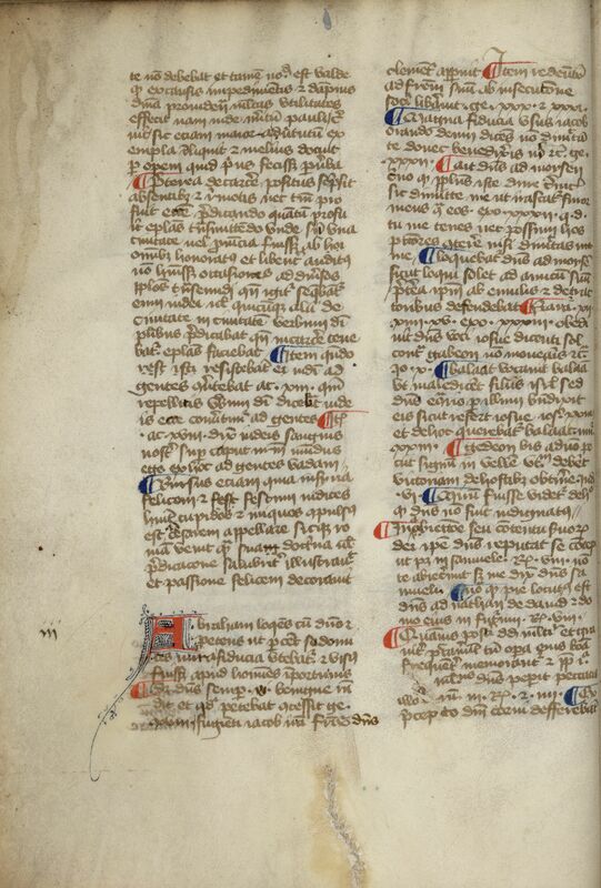 MS 223, f. 6v. Page d'un manuscrit médiéval sur parchemin : texte sur deux colonnes ; en partie inférieure de la colonne de gauche, initiale A à l'encre rouge filigranée à l'encre noire ; texte parsemé de pieds-de-mouche, rouge et bleu, en alternance.