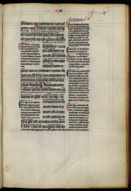 MS 156, f. 32r. Page d'un manuscrit médiéval : texte à trois modules ; à gauche et au centre, texte biblique (gros module), copié une ligne sur deux, et scandé par des capitales bicolores et filigranées, rouge et bleu ; entre ces lignes, glose interlinéaire (module le plus réduit) ; autour, blocs de texte de module "moyen" (glose marginale), parsemés de pieds-de-mouche, rouge et bleu en alternance ; en haut de la colonne de texte la plus à droite, pied-de-mouche rouge avec prolongement à décor filigrané bleu et rouge dans la marge supérieure.