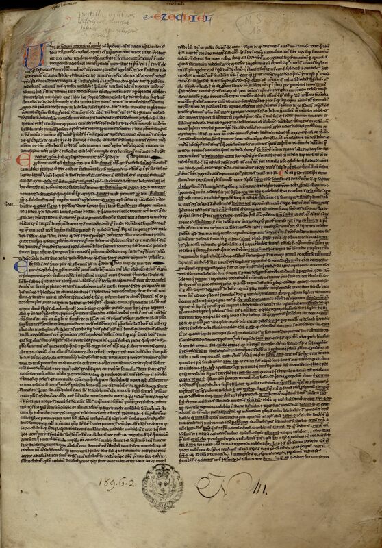 Page de manuscrit médiéval à deux colonnes dont le texte est très serré, sans aucun vide. La colonne gauche est ponctuée de trois lettrines rubriquées : U en bleu en première ligne, et deux E plus petit, le e premier rouge et le deuxième bleu au premier quart et au deuxième quart du texte environ en hauteur. Cachet du Collège Louis-le-Grand du 18e siècle au centre de la marge inférieur, et des cotes anciennes notées de part et d'autre. Titre courant "EZECHIEL" rburiqué en rouge et bleu dans la marge supérieure.