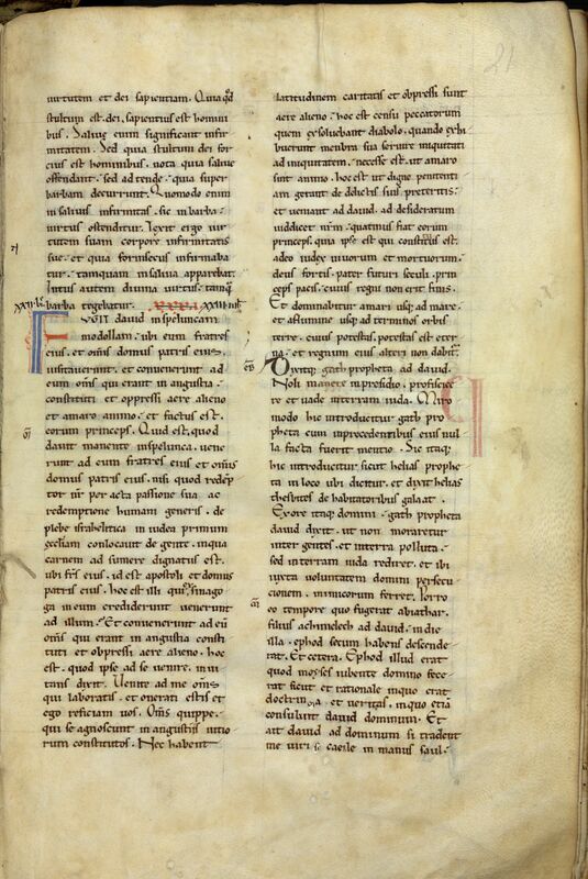 MS 169, f. 22v. Page d'un manuscrit médiéval sur parchemin : texte sur deux colonnes ; colonne de gauche en partie supérieure, initiale P à l'encre verte, ourlée de rouge marquant le début du texte "P/OST hec sequitur" ; une note dans la marge gauche, deux dans la marge inférieure ; lisière du parchemin visible en marge inférieure.