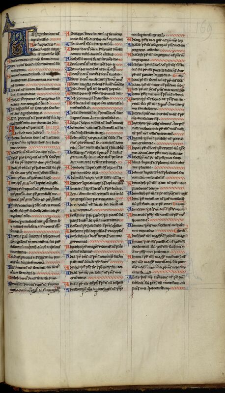 MS 151, f. 169r. Page d'un manuscrit médiéval sur parchemin :  première page du lexique général des noms hébreux, organisé par ordre alphabétique, prenant place à la fin d'une Biblle latine ; texte sur trois colonnes, en haut de la première, grande initiale A rose, bleu et or, en son centre dragon aux ailes vertes sur fond bleu, marquant le début du texte « A/az apprehendens vel apprehensio » ; aux lignes suivantes, petites initiales A à l’encre bleue et rouge, en alternance.