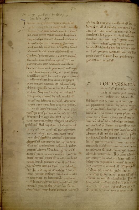 Page gauche de manuscrit médiéval à deuyx colonnes écrites à l'encre brune d'une écriture très droite et régulière. Espace laissé vide dans la colonne droite pour la lettrine "G" commençant le mot "Gloriosissima" dont les autres lettres sont en petites capitales. Quelques taches brunes parsèment le texte.