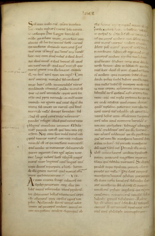 MS 28, f. 12v. Page d'un manuscrit médiéval sur parchemin : texte sur deux colonnes ; en partie inférieure de la colonne de gauche, initiale A de plus gros module que les autres, marquant le début du texte "A/t enim intanta strage..." ; deux annotations en marge gauche.