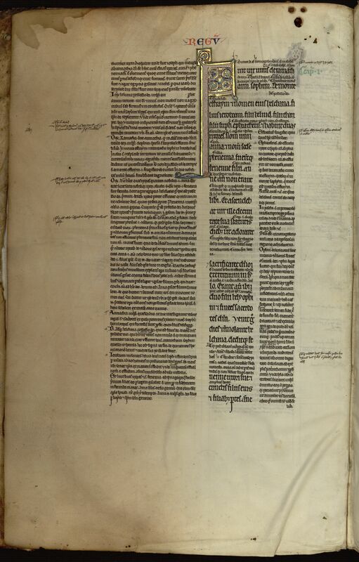 Page de manuscrit médiéval à trois colonnes, avec trois annotations marginales sur la gauche, et trois sur la droite, les colonnes gauche et droite étant d'un module d'écriture plus petit que la colonne centrale. Cette colonne centrale est d'aspect irrégulier, car certaines des lignes sont surmontées de texte interlinéaire de petit caractère. Une large lettrine P bordée d'or est en ligne de cette colonne centrale, et sa hampe descend jusqu'au tiers du texte. Trois taches noires en haut à droite et large mouillure brune à l'angle gauche. On devine le texte au verso.