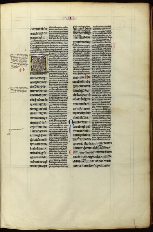 MS 15, f. 53r. Page d'un manuscrit médiéval sur parchemin : Page droite d'un manuscrit médiéval, à quatre colonnes (trois colonnes en bas à droite, la troisième occupant un espace double). Colonnes 1 et 3 pour le texte principal écrites dans un gros mdule, avec par endroits des  petites lignes interlinéaires, et colonnes 2 et 4 de plus petit module. Lettrine E en haut de la première colonne à l'or et sur fond bleu avec rinceaux de couleur. Annotations marginales à gauche, la première longue de 8 lignes. Titre courant et trois lettres rubriquées en rouge et bleu. Traits de réglure horizontaux et verticaux.