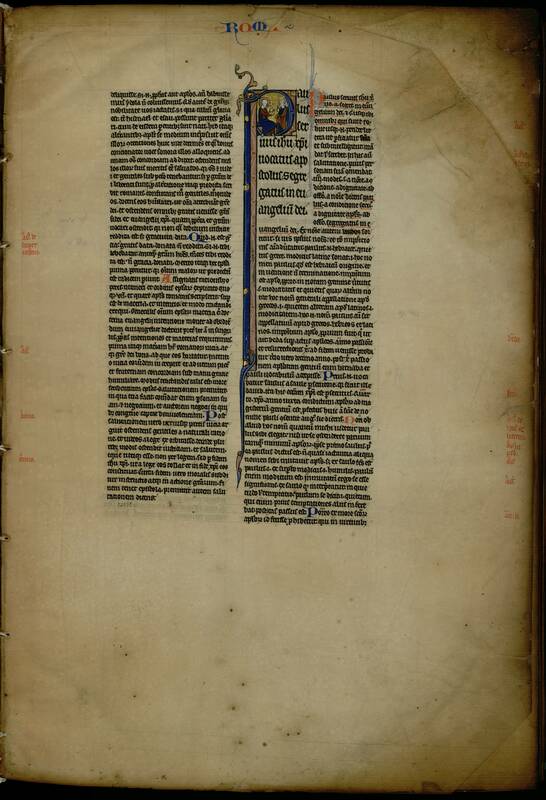 Page de manuscrit médiéval à deux colonnes serrées, la première plus courte de deux lignes. La deuxième colonne commence par une large lettrine P dont la hampe rouge et bleue court presque tout le long de la colonne. Dans le rond du P, scène montrant sur fond d'or l'apôtre Paul assis les deux mains levées devant trois personnes dont seule la première est vraiment visible et lui parle le doigt levé . Titre courant "ROM." rubriqué rouge et bleu en marge supérieure.