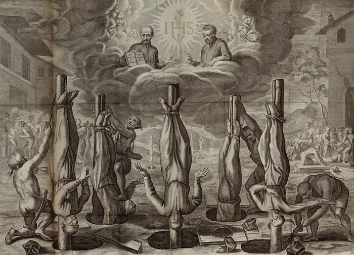 Illustration de cinqs pères morts suspendus par les pieds à des piquets de bois enfoncés. Leurs visages sont en paix. Deux figures divines sont présentes en haut de l'image parmis les nuages.